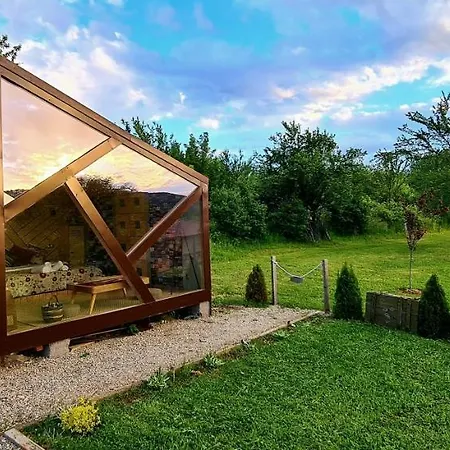 Cob Camp Bed & Breakfast Dubravite