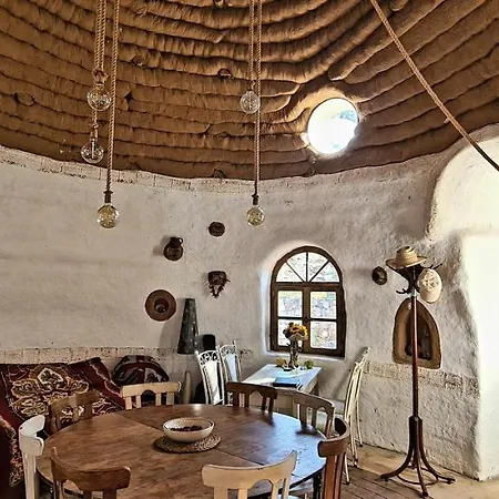 Cob Camp Bed & Breakfast *