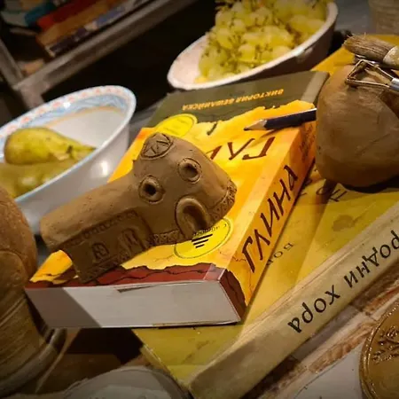 Cob Camp Bed & Breakfast Dubravite