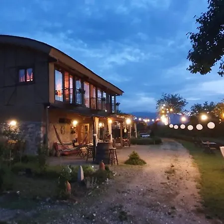 Bed & Breakfast Cob Camp *