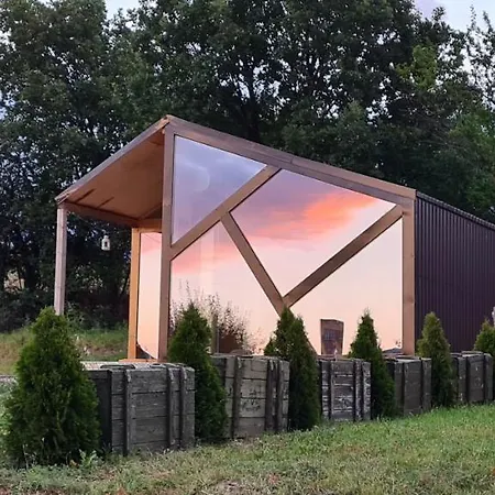 Bed & Breakfast Cob Camp *