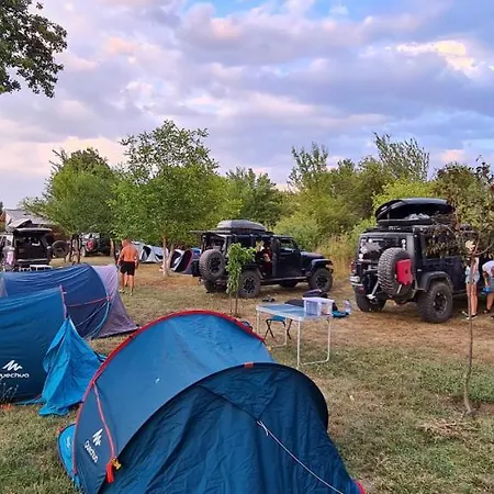 Bed & Breakfast Cob Camp