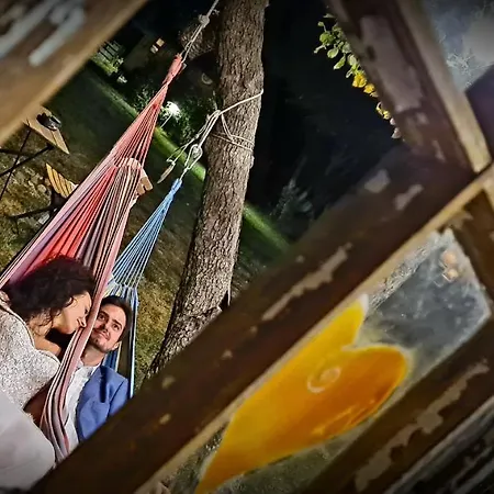 Cob Camp Bed & Breakfast Dubravite