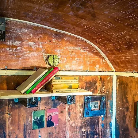 Cob Camp Bed & Breakfast Dubravite