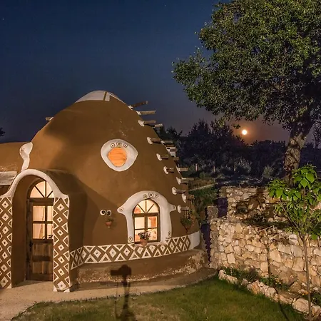 Cob Camp Bed & Breakfast Dubravite