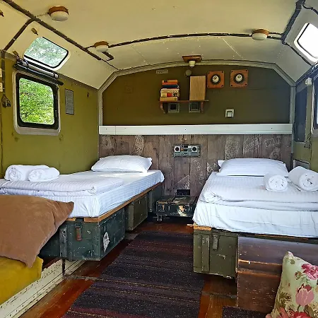 Bed & Breakfast Cob Camp