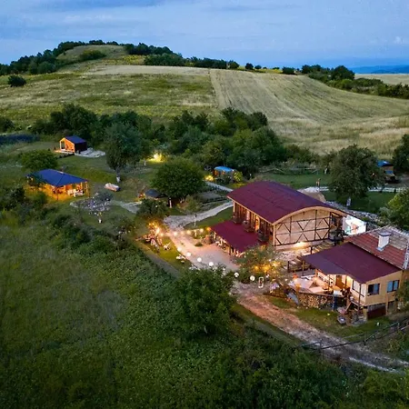 Cob Camp Bed & Breakfast Dubravite