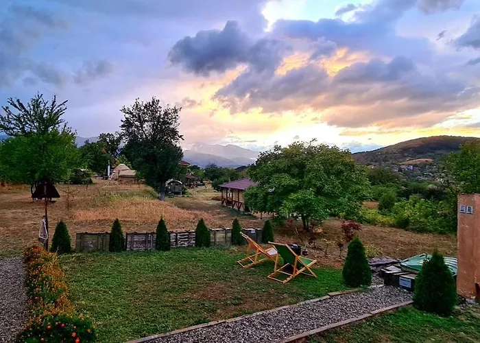 Cob Camp Nocleg ze śniadaniem *