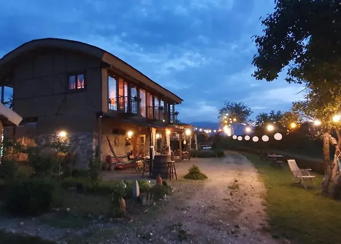 Nocleg ze śniadaniem Cob Camp *