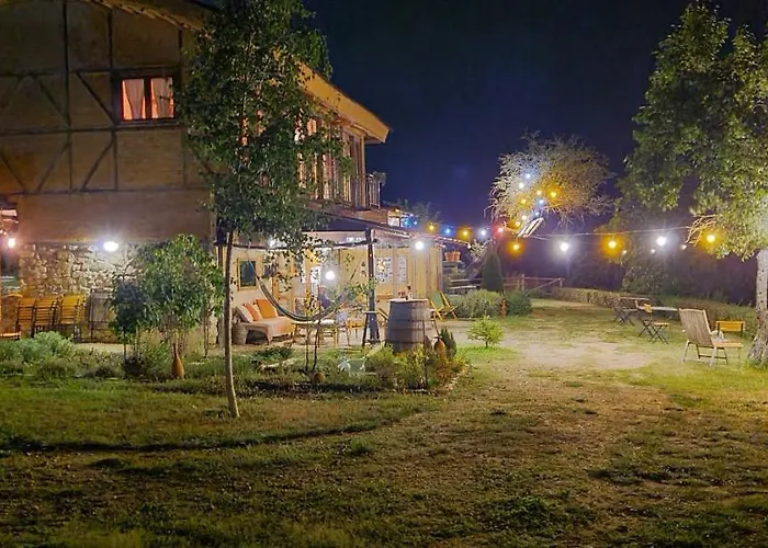 Cob Camp Nocleg ze śniadaniem *