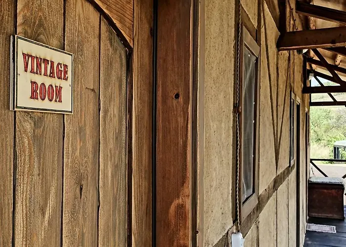 Nocleg ze śniadaniem Cob Camp Dŭbravite