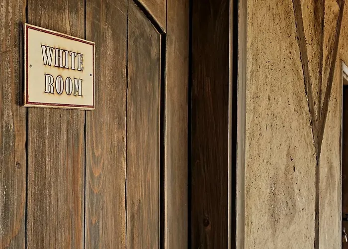 Cob Camp Nocleg ze śniadaniem *